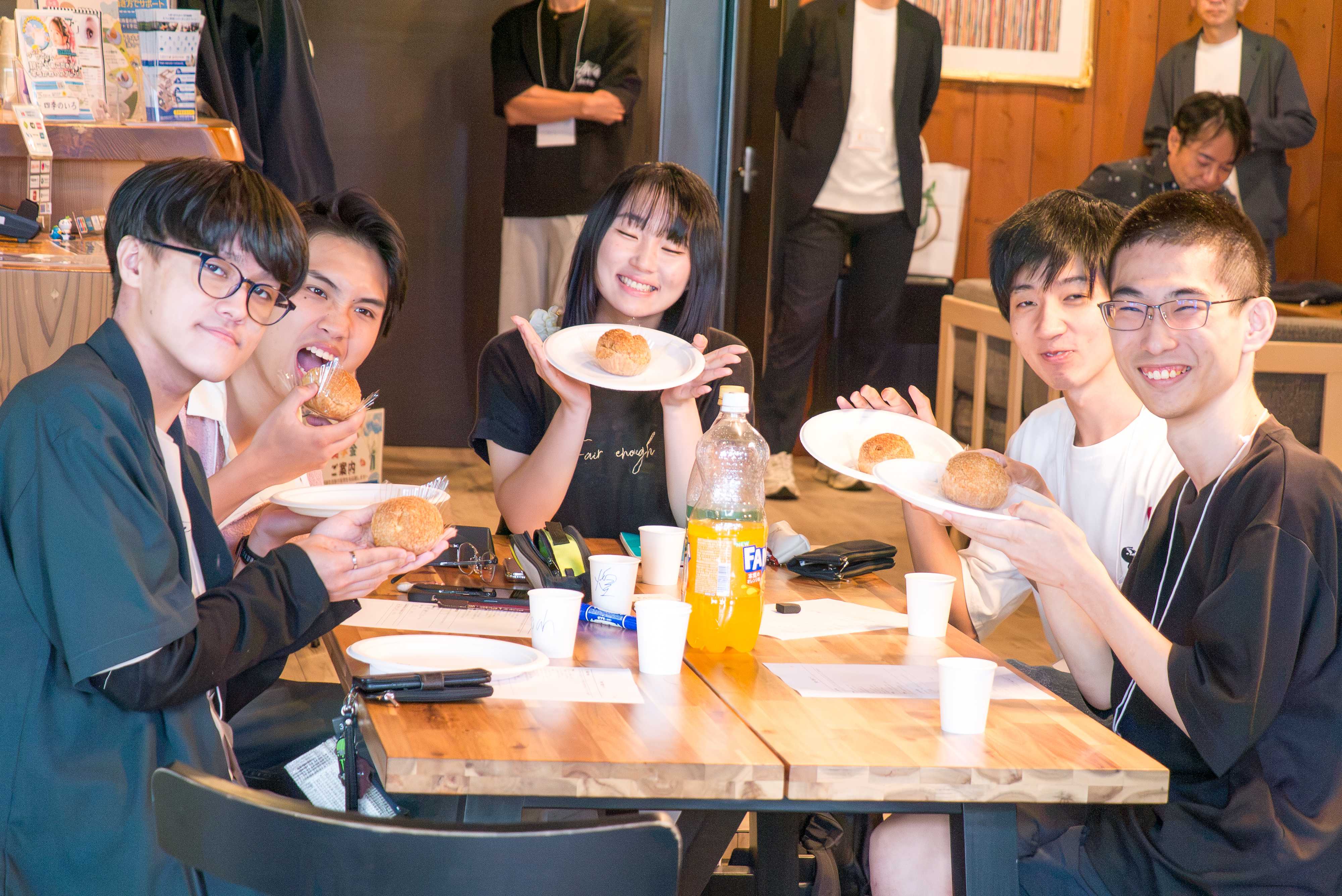 テーブルを囲んで食事を楽しむ学生たち